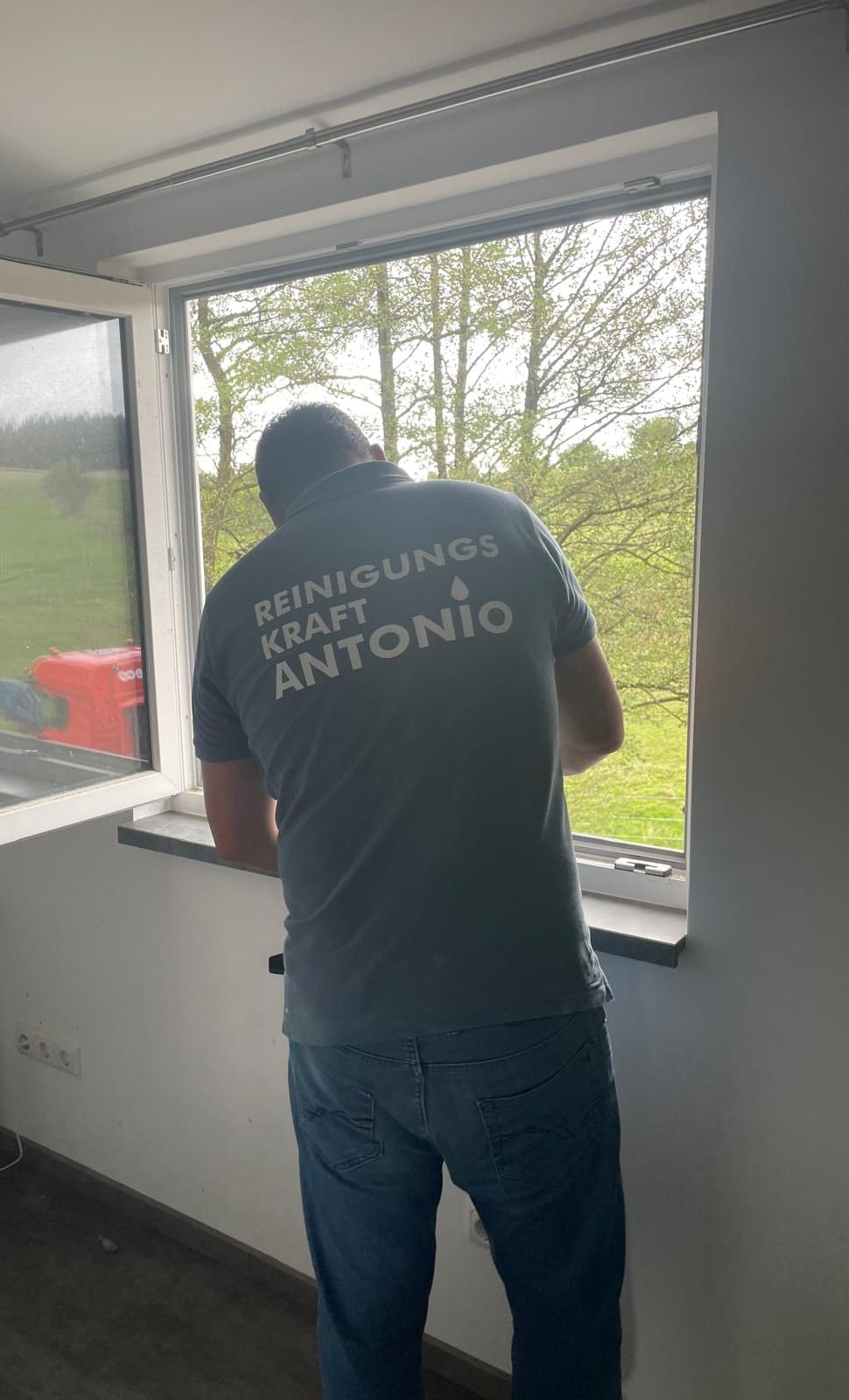 Fenster in einer Wohnung wird von innen geputzt